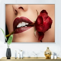DesignArt 'Девојче со црвен кармин кој држи роза во уста' модерна врамена платно wallидна уметност печатење